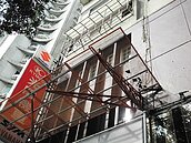 大樓磁磚砸傷路人　郝：要重罰