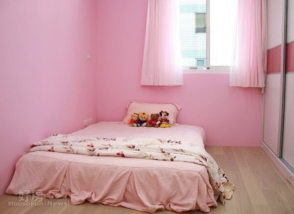 
7.就連空間較小的女兒房間採光效果也很不錯，顏色則改用夢幻的粉色系。
