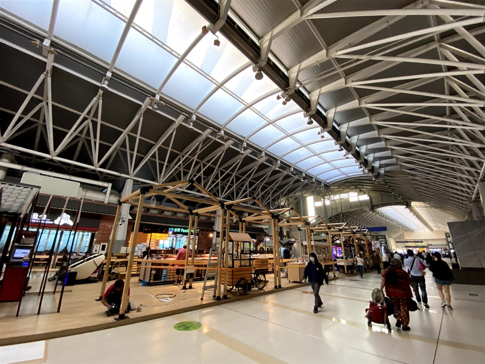 台中市陳姓男子在去年初時,在台鐵新烏日站內做出猥褻動作,台中地院判拘役。圖/本報資料照