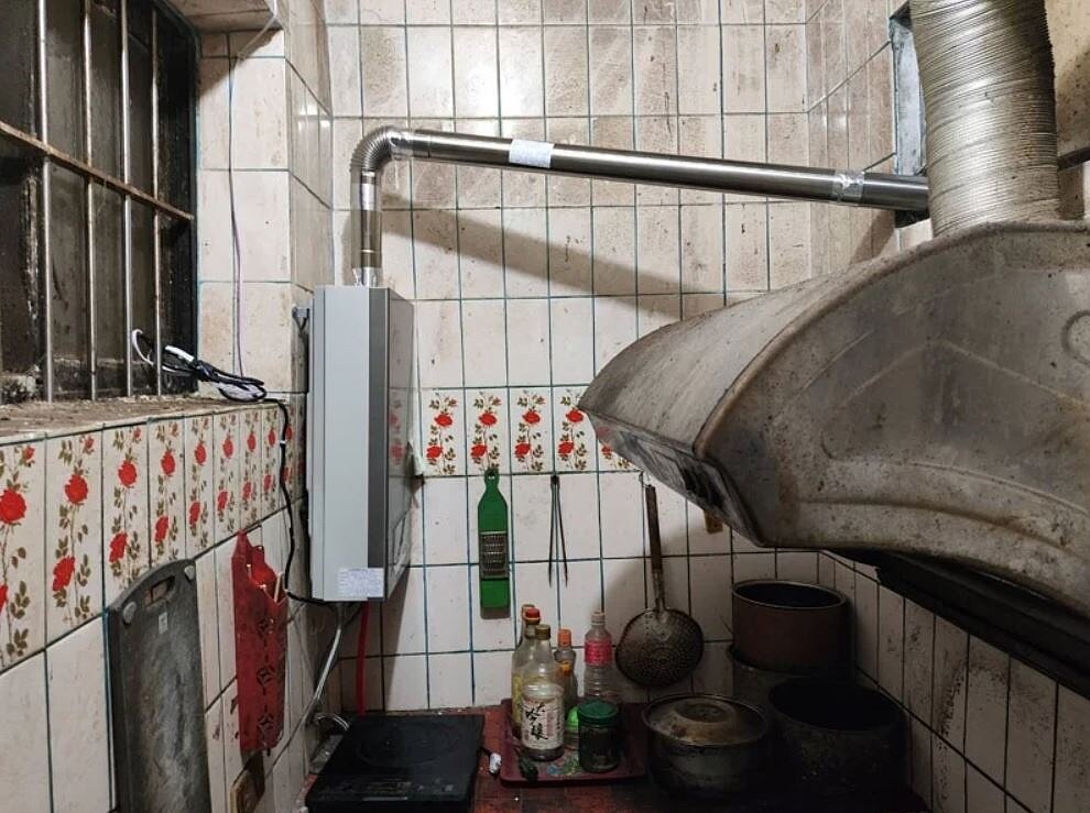 一氧化碳中毒最常見多為熱水器通風問題導致，因此不僅要裝對位置、款式，「絕對要保持通風」。示意圖；記者周嘉茹／翻攝
