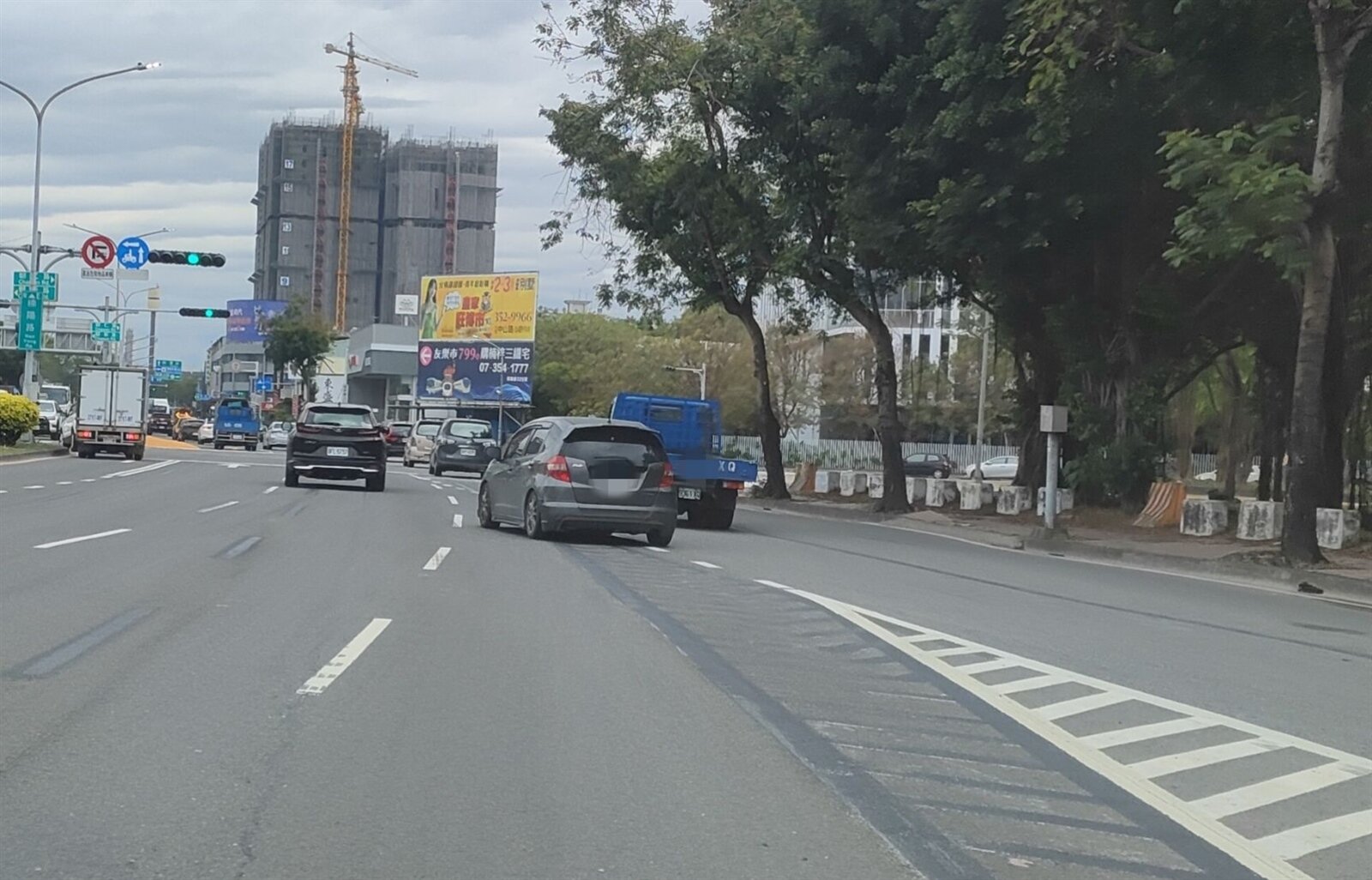 民眾反映,高雄市道路標線修改,造成車輛搶道,增加事故風險。記者林保光/攝影