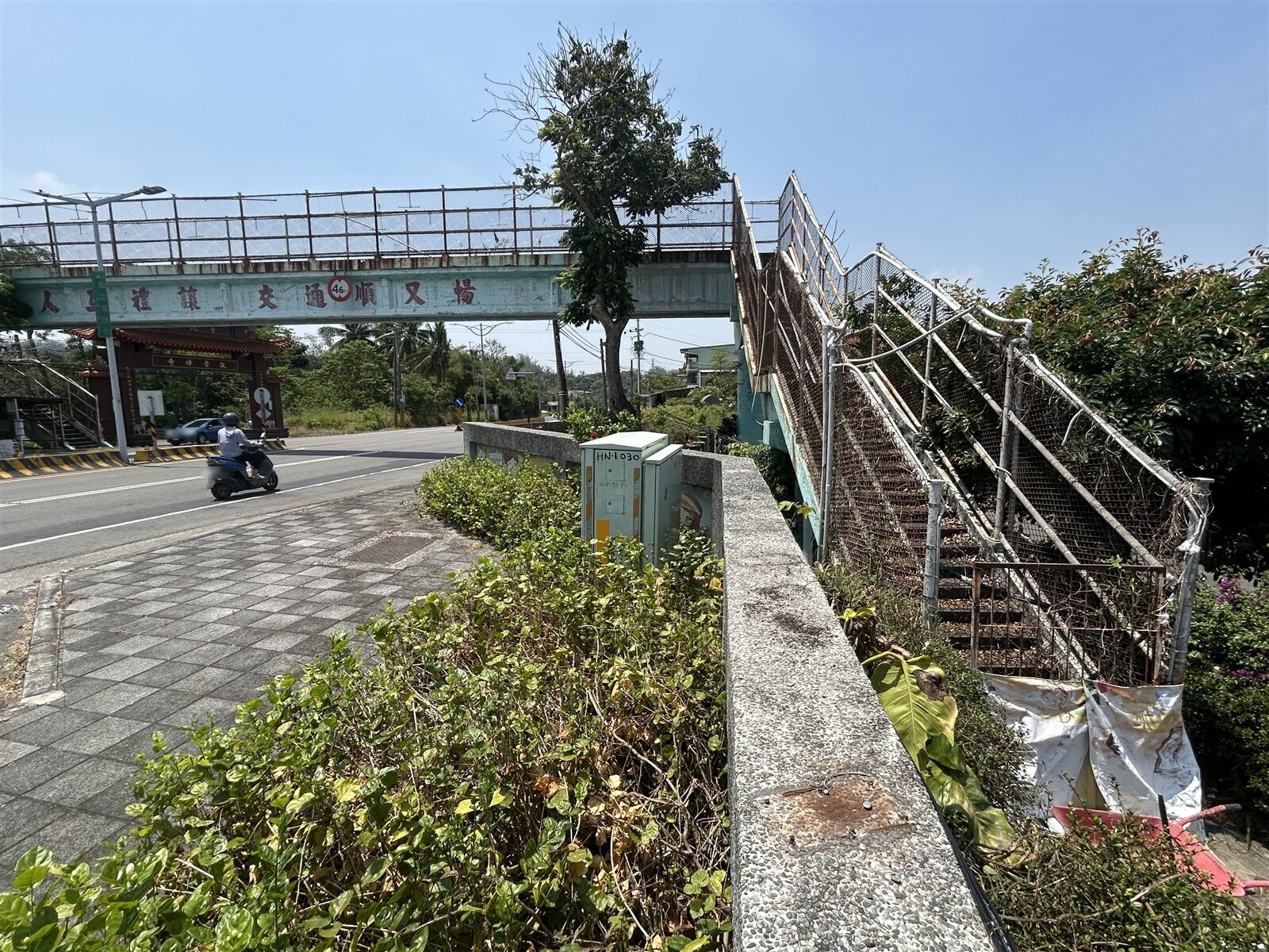 高雄市燕巢區深水國小旁天橋出入口設在學校圍牆內,沒有行人走,封閉多年不用。記者徐白櫻/攝影