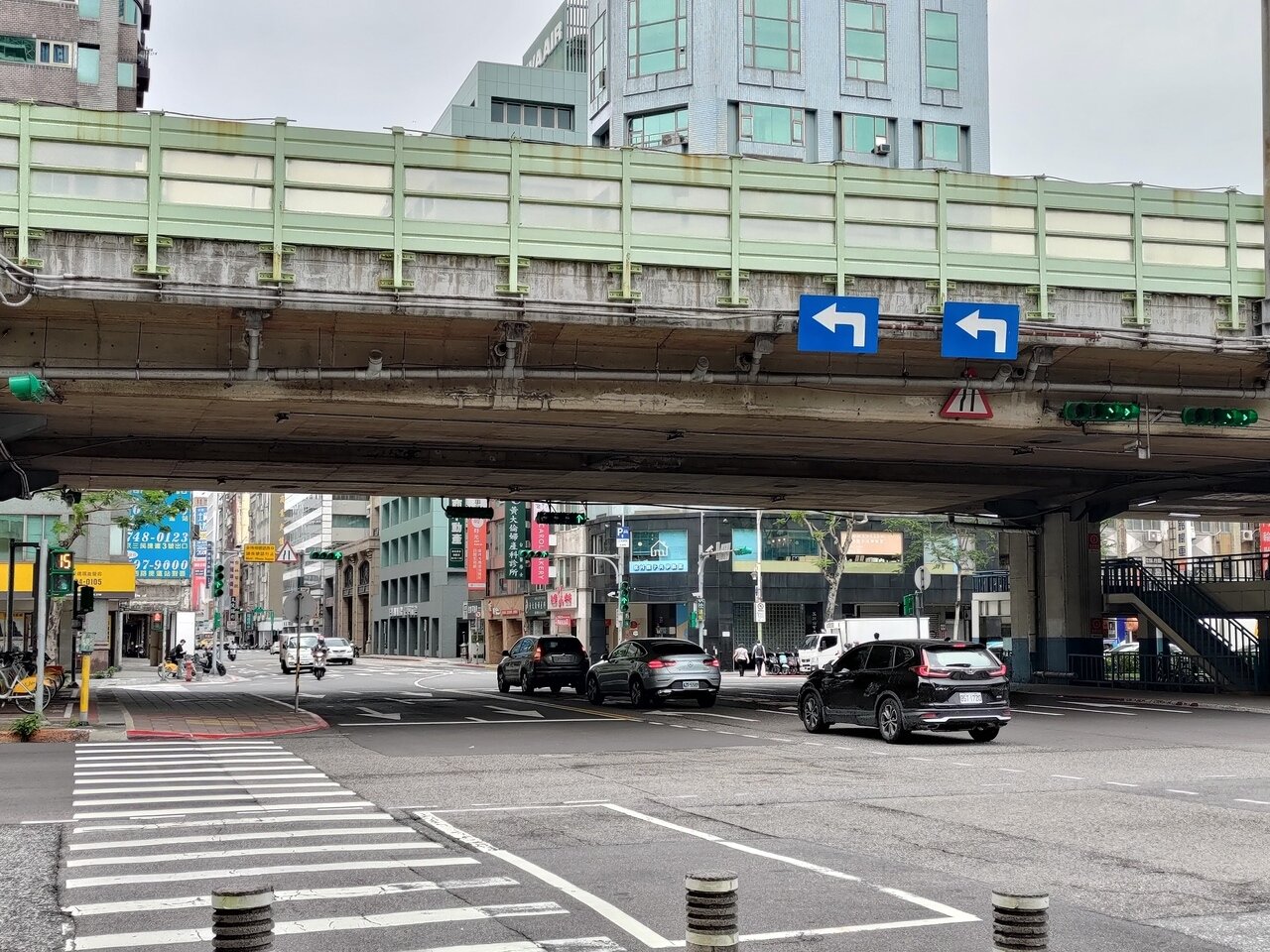 北市議員王閔生質疑,長安東路、建國北路口今年1月罰單數竟1萬多件,並非民眾罰不怕,而是標線設施恐有罰單陷阱。記者林麗玉/攝影