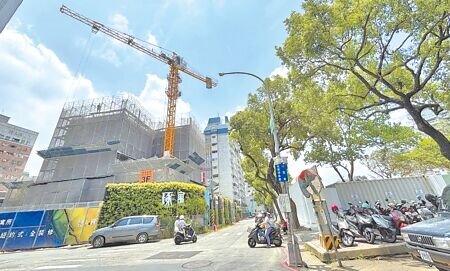 
台中北屯文昌東12街6米巷道短短500米內有3處工地施工，兒童公園地下停車場工程開工後將再增1處工地。（馮惠宜攝）
