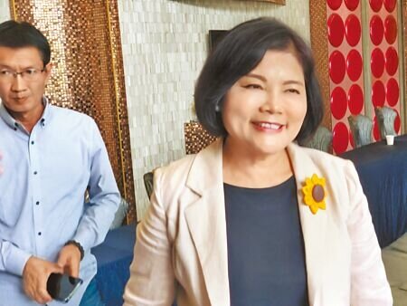 雲林縣長張麗善4日苦笑表示,從白沙屯媽祖起駕到燒疏文都被罵,她已經認真念經了。(周麗蘭攝)