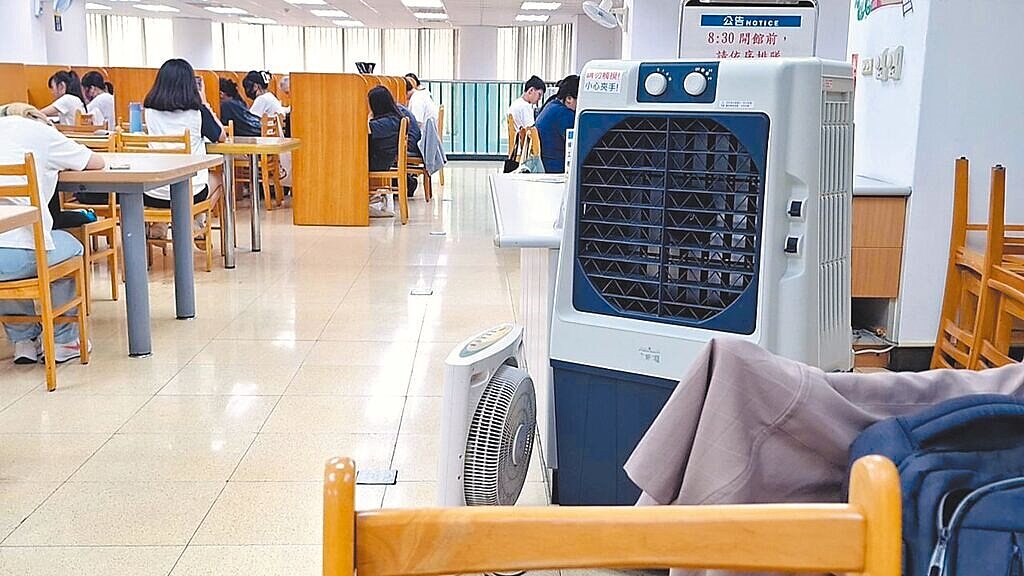 新北市立圖書館淡水水碓分館空調故障,目前圖書館以冷風扇應急。圖/議員鄭宇恩提供