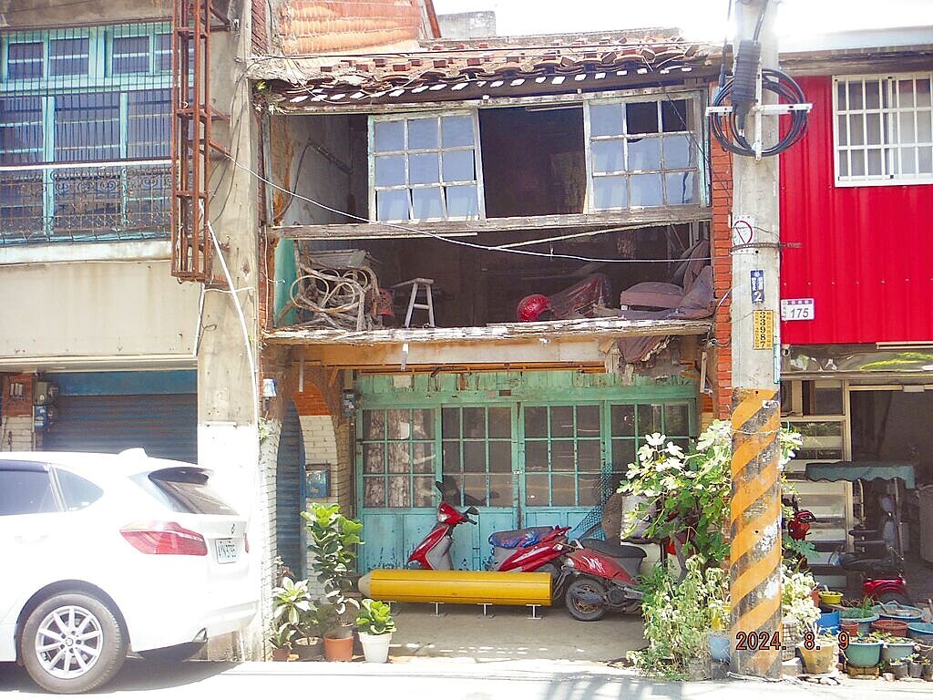 老舊違建住屋問題多,影響居住安全和觀瞻,像圖中屋頂破損、窗框損壞的老違建困擾居民,桃園市政府修訂「桃園市舊違章建築修繕處理辦法」,放寬讓1996年8月15日以前興建的舊違章建築可申請修繕許可。圖/建管處提供