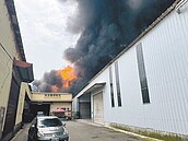 桃園4連棟鐵皮工廠大火　爆炸聲不斷