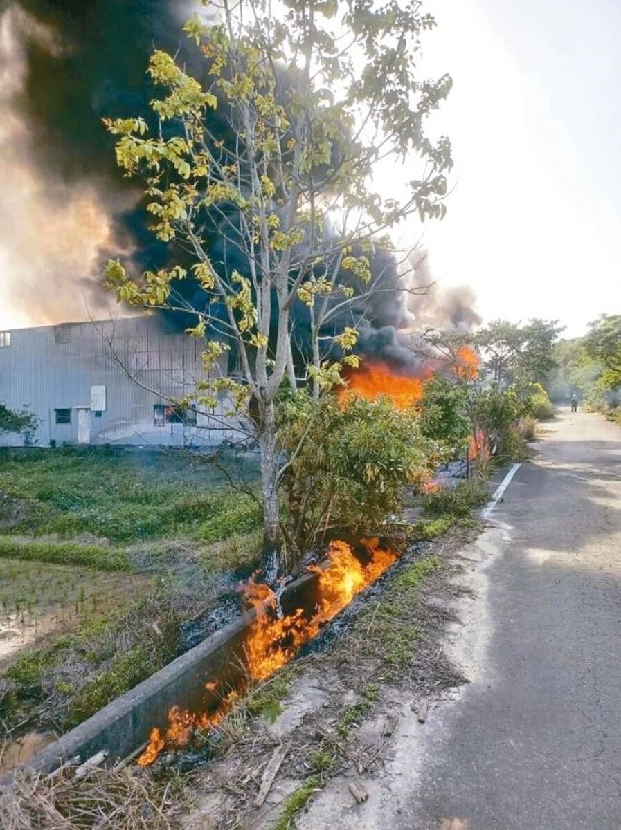 新竹縣湖口鄉一處鐵皮倉庫上月16日火警，意外燒出違建漏洞。圖／湖口鄉長吳淑君提供

