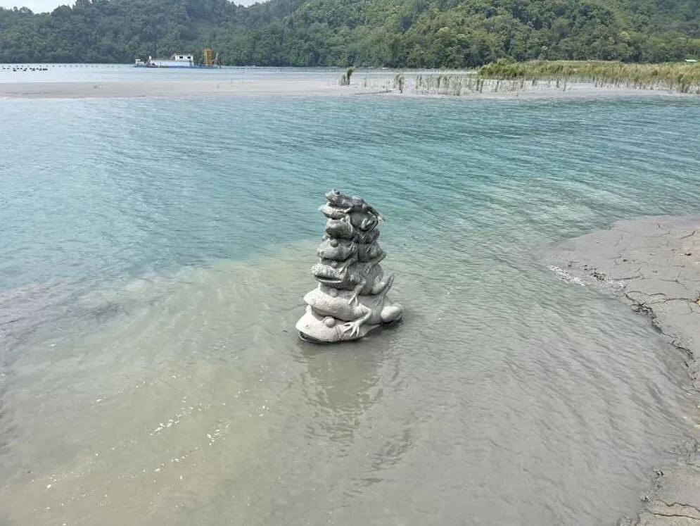 日月潭水位下探,水庫蓄水率跌破8成5,距離滿水位已相差逾2公尺,知名「九蛙疊像」今天有七蛙見客。圖/民眾提供