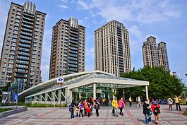 捷運象山站2號出口為中強公園，內有樹蛙保護區，與對街的豪宅截然不同