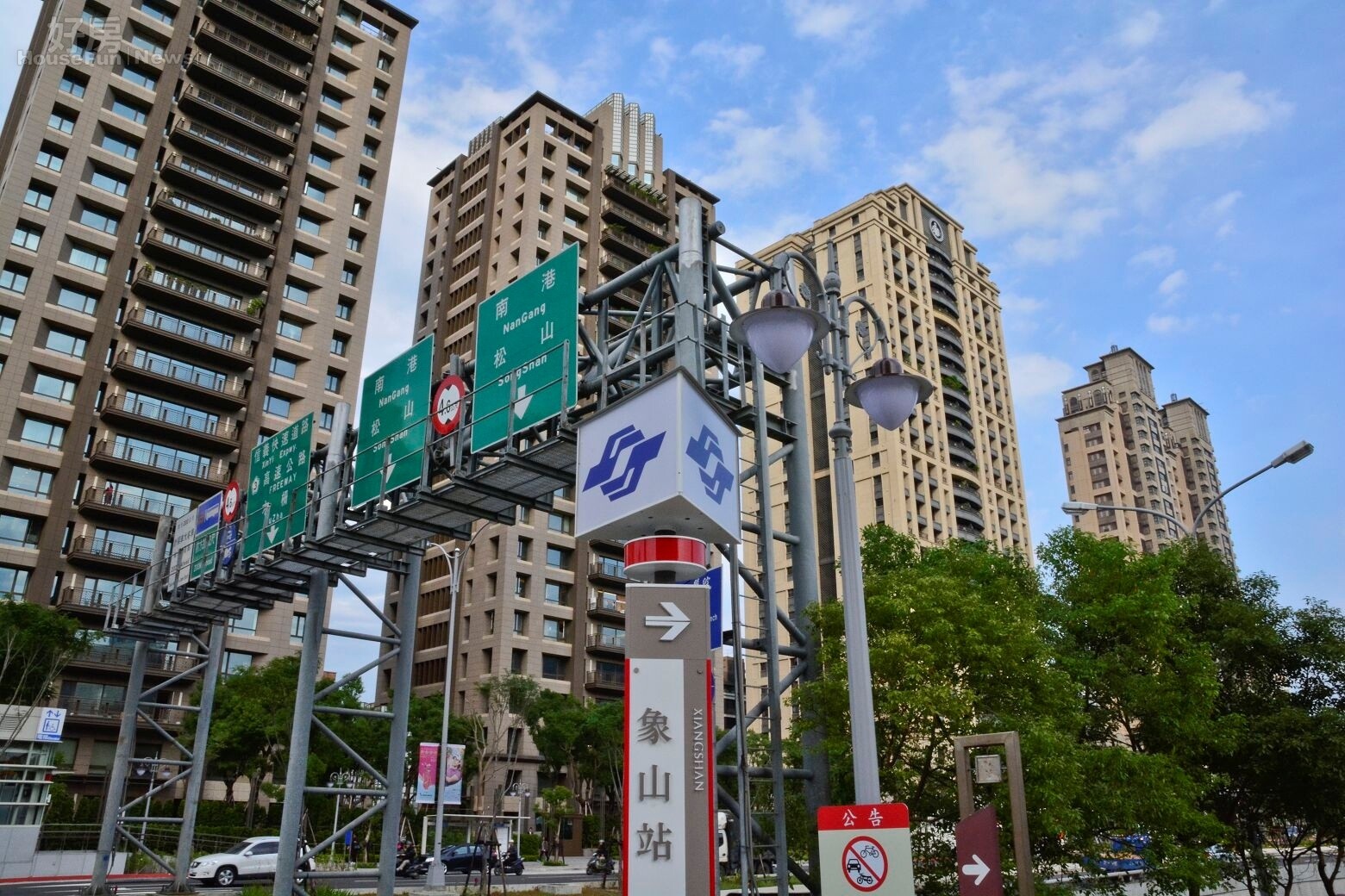 捷運象山站,信義區豪宅群聚照,信義路五段街景,豪宅群聚照,左起台北信義,寶徠花園廣場,冠德遠見。(好房News記者 陳韋帆/攝影)