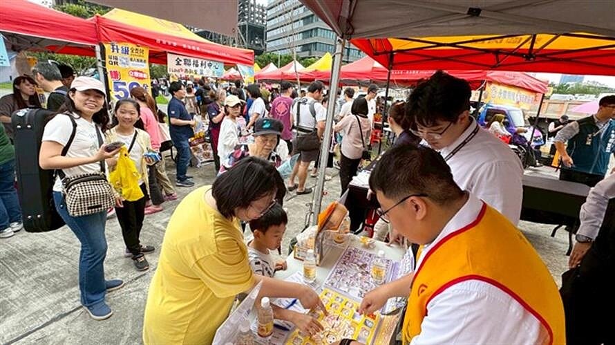 永慶房屋參與由台北市南港區西新里辦公處主辦的「兒童親子節園遊會」，提供抽抽樂小遊戲，與大小朋友同歡。