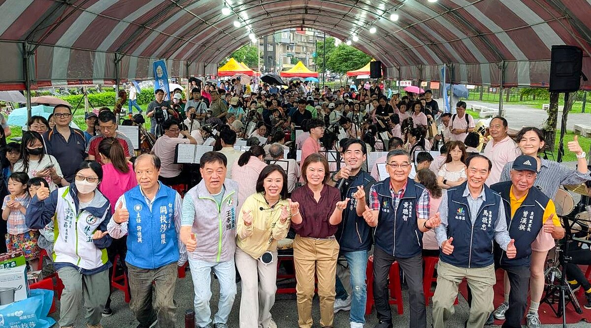 永慶房屋規劃投球遊戲，為園遊會添增歡樂氣氛。