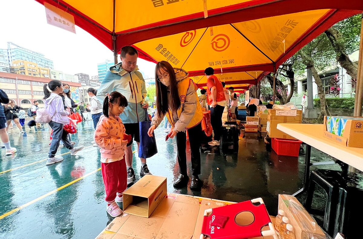 永慶房屋規劃投球遊戲，為園遊會添增歡樂氣氛。