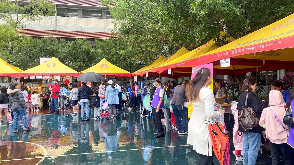 天氣下雨仍有不少民眾參加三興國小園遊會，一起實踐公益理念。