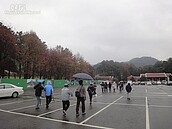 冷！石門水庫、兩蔣文化園區　楓葉紅了