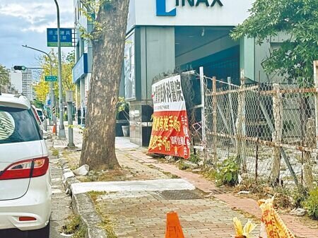 高雄前鎮區二聖路的人行道老舊破碎,靠近路樹根部的地磚也不平整,導致輪椅族、娃娃車很難通過。(紀爰攝)