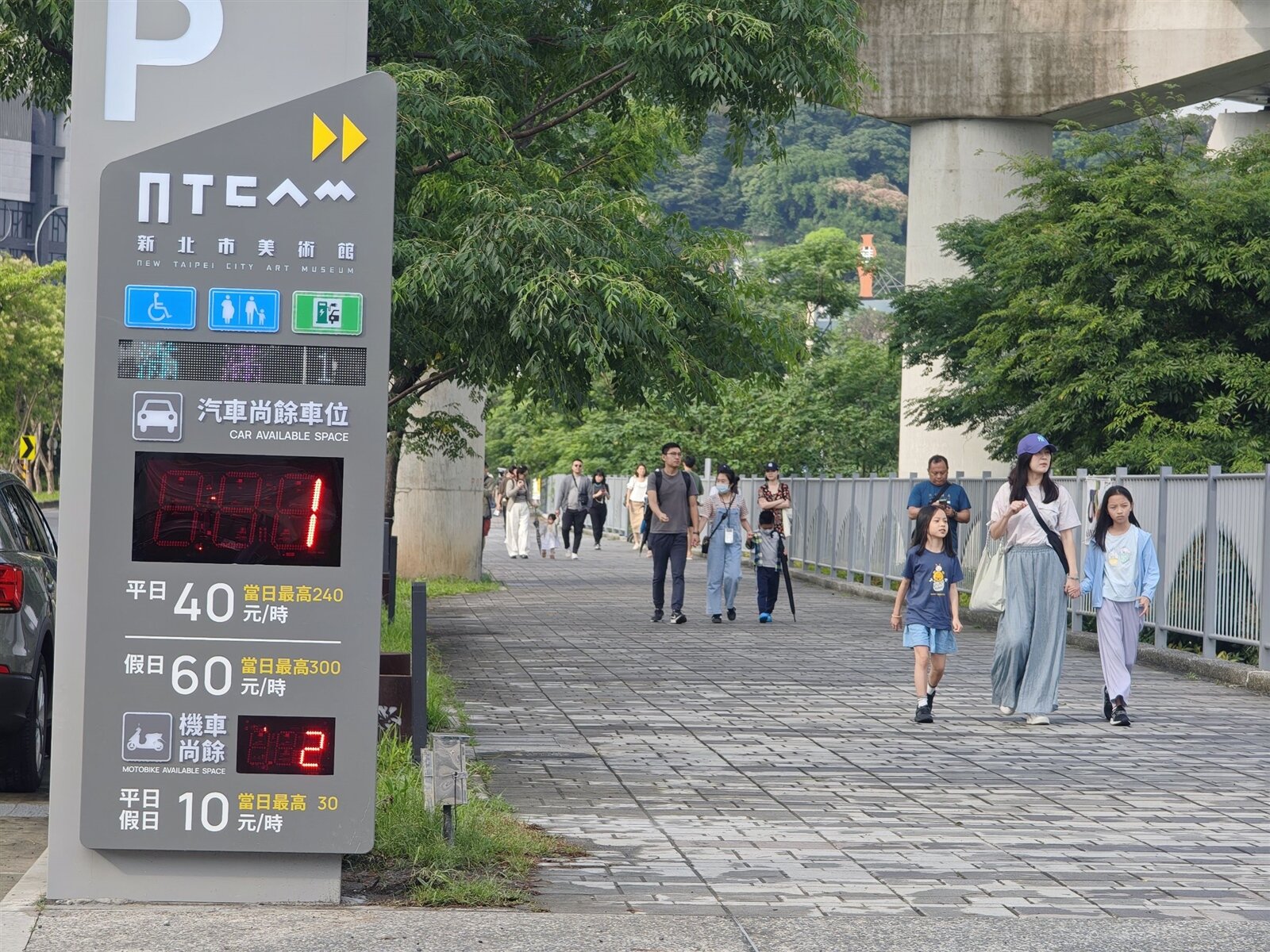 家長不滿美術館車位一小時要60元,停個幾小時就要好幾百,周邊停車場也是假日就加價。記者李定宇/攝影