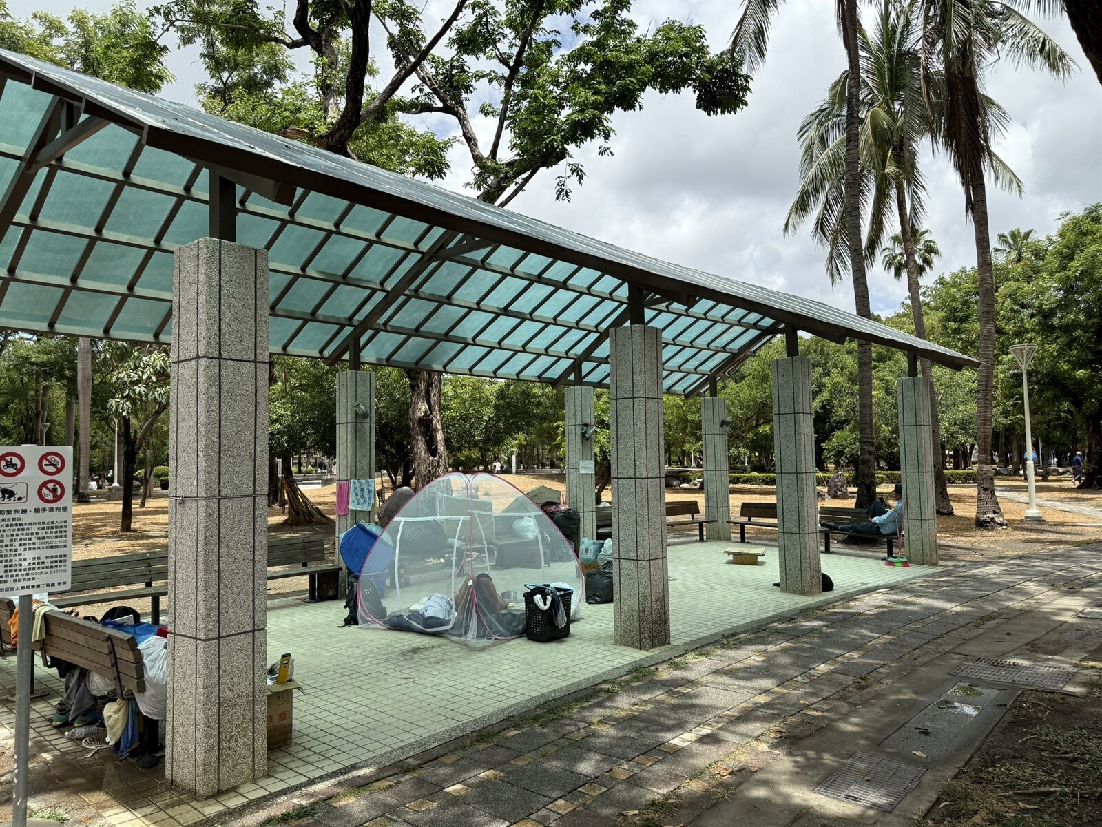 高雄三民公園長期有街友占據、民眾聚賭、機車亂竄等問題,市府啟動改造工程下月發包。記者宋原彰/攝影