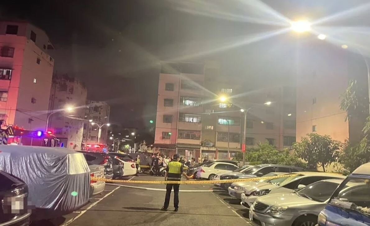 高雄市鳳山區國泰路二段一棟公寓深夜近11時許突然傳出火警，消防員趕赴救援，警方在現場警戒；屋主李姓父子被救出已無生命跡象，被送醫搶救後雙雙不治。記者石秀華／翻攝
