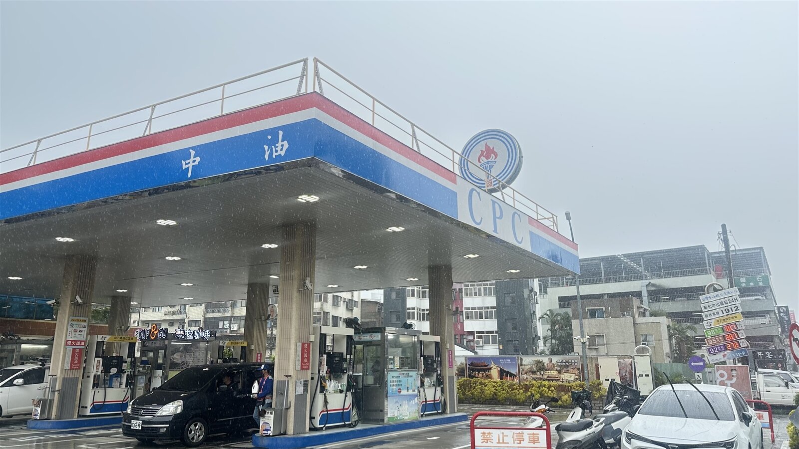 台灣中油宣布,明(12)日凌晨零時起汽、柴油價格各調降1.1元及1.2元。本報系資料照片