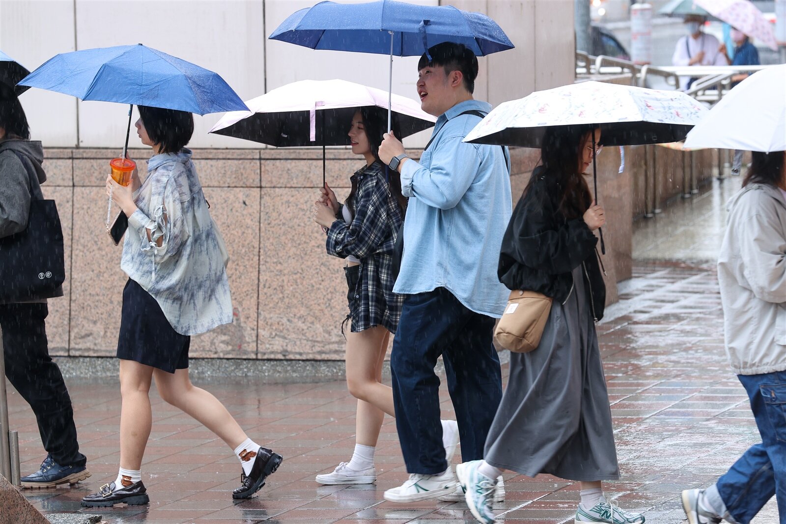 受鋒面影響，大雨持續至周一上午，周二起天氣較穩定溫度升高，各地又變回夏天，高溫逾30度。聯合報系資料照片 
