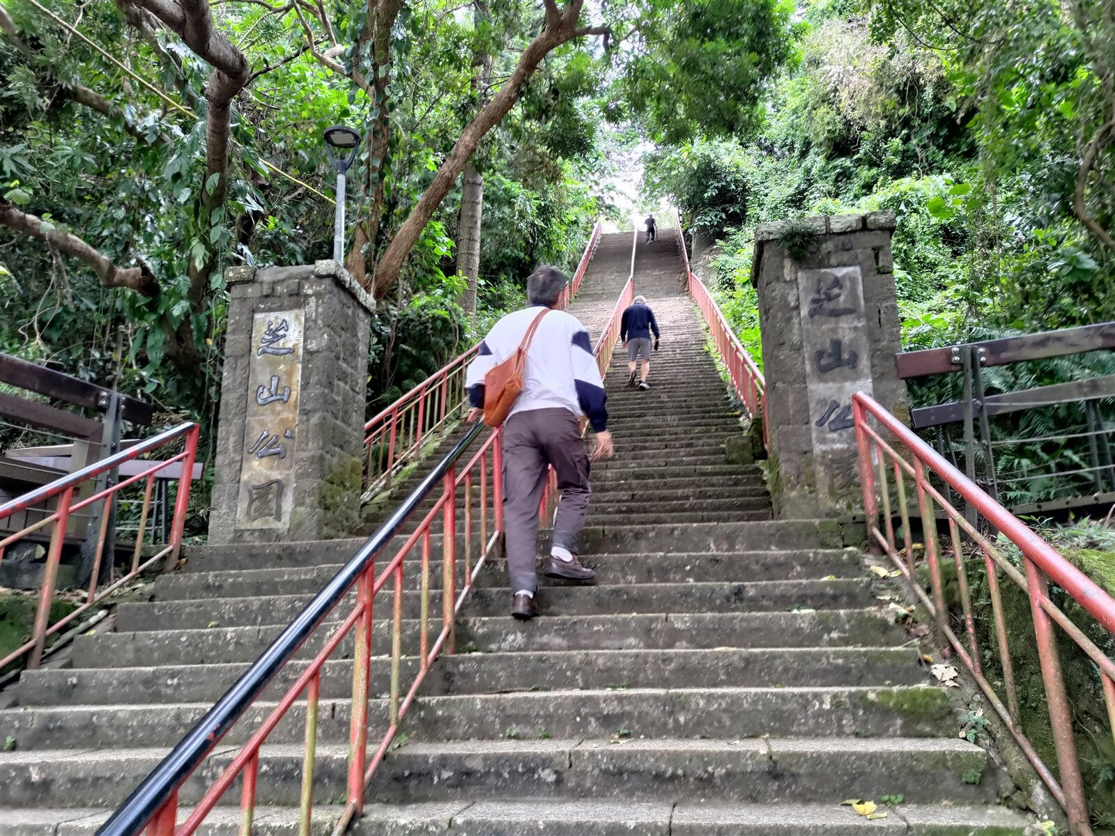 今年2月,文化部剛通過確認芝山岩升格為國定遺址,有議員再接獲惠濟宮陳情盼蓋電梯,北市公園處近期將開芝山岩電梯工作坊,引發居民質疑恐違法,批還是要讓芝山岩環境「破相」?記者林麗玉/攝影