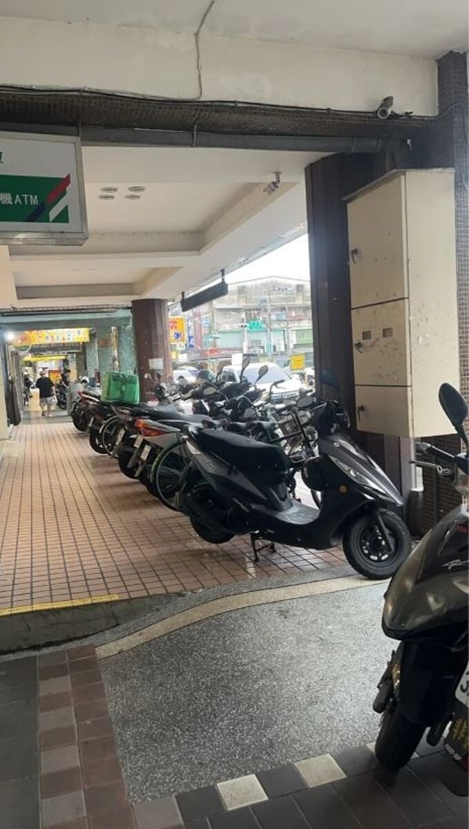 新北市議員黃心華指出,僅施作「半邊」斜坡,且位置規劃在靠近人行道一側、騎樓空間又無法有效淨空,最終仍可能遭機車違停阻擋,導致輪椅族與行動不便者難以通行。圖/新北市議員黃心華提供