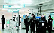 北京地鐵反恐升級　人也要安檢