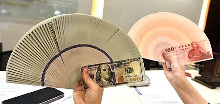 隨美國十年期公債殖利率來到近15年來高點及新台幣升值,建議反而不用恐慌,應把握進場布局債券資產的美元成本變低的機會,迎接低美元、高殖利率投資契機。圖∕本報資料照片