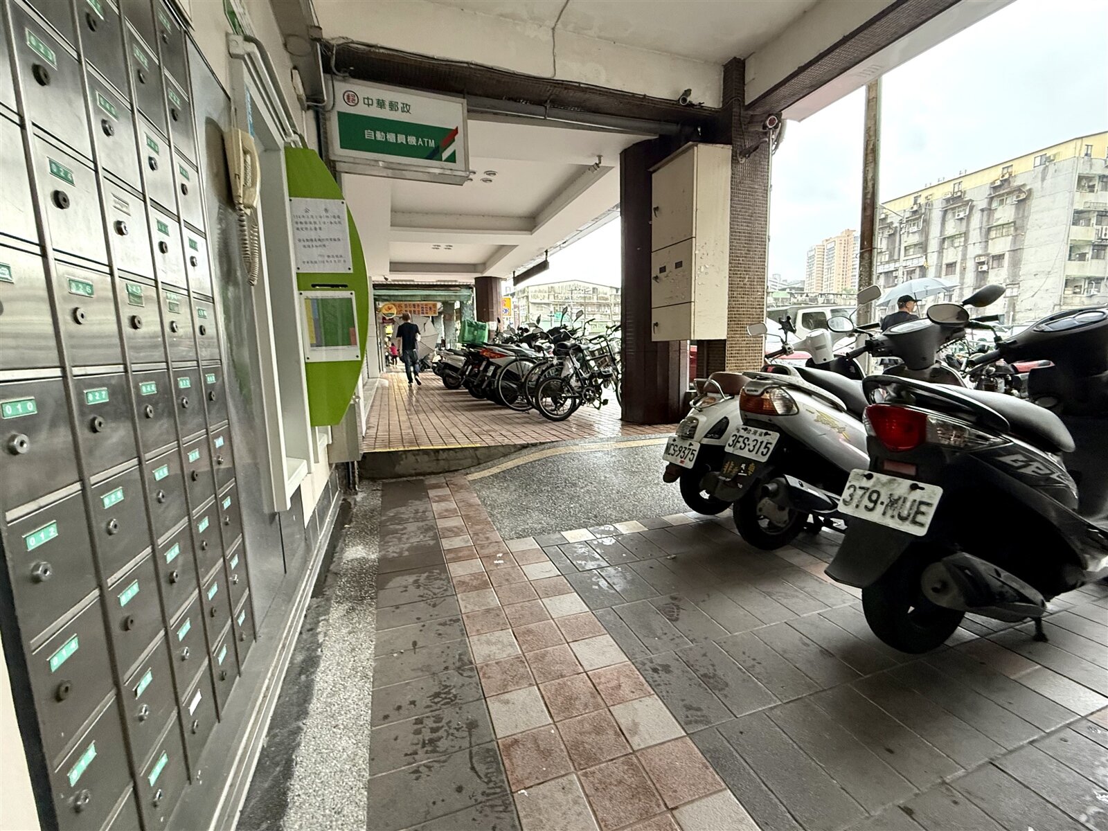 新北市新店區整平後的騎樓坡道遭機車阻擋,輪椅與推車族只能繞道而行。記者張策/攝影