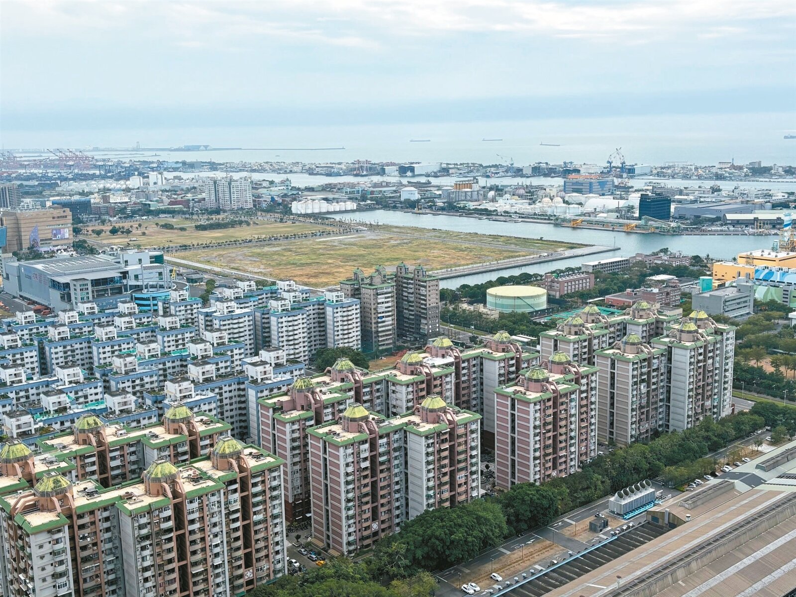 中央銀行要求八大公股行庫降低對十大建商的放款餘額，財政部要求各行庫每月須填表回報數據。圖／聯合報系資料照片 