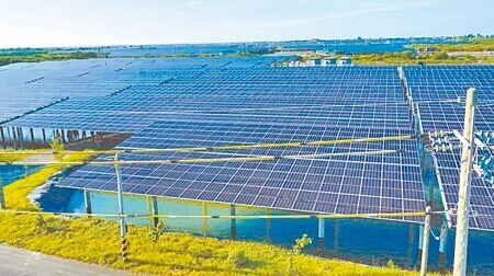 農業部日前公告相關修正條文,針對參與「漁電、農電」計畫的農民,放寬農保認定標準。(報系資料照片)