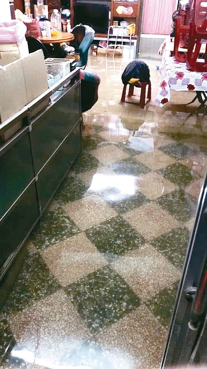 新豐鄉松柏村明新街，因低窪地容易淹水，圖為去年資料照。圖／議員何智達提供