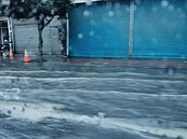 雨炸中壢環北路淹水遭酸「環北灣」　中新地下道淹20公分封閉