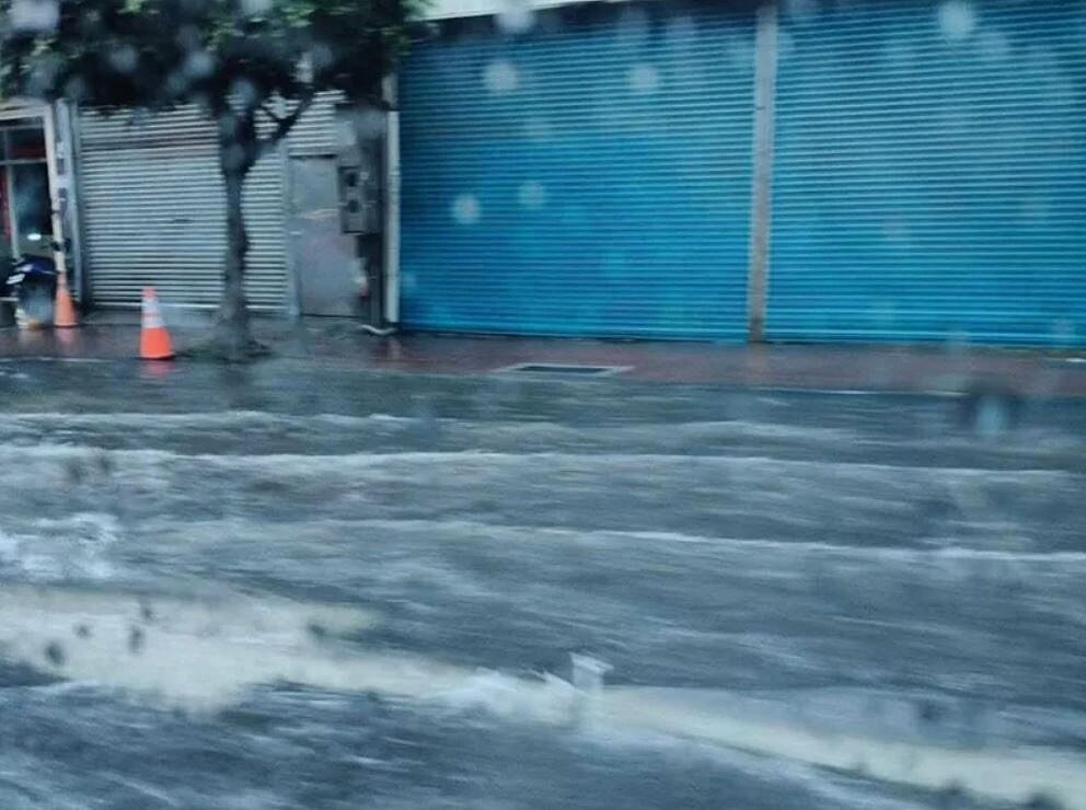 梅雨豪大雨勢,中壢區環北路彎道淹水如浪,網友形容「環北灣」批評「可以衝浪」。圖/取自臉書「我是中壢人」