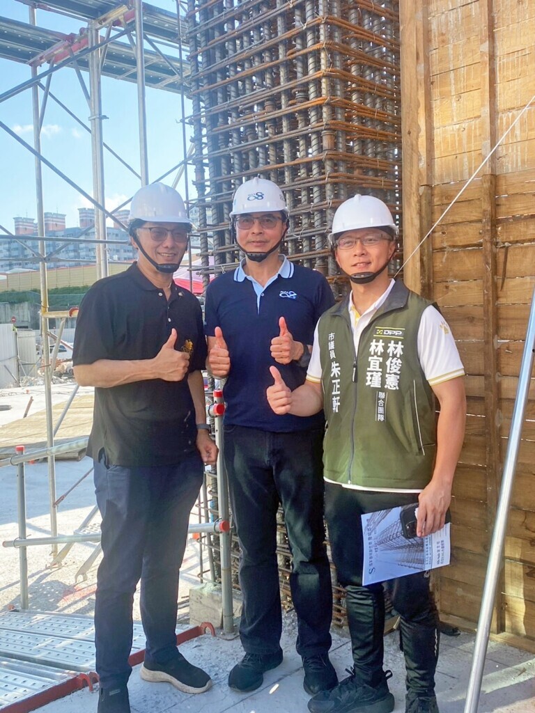 台南是經常遭受地震侵襲的城市，Alfa Safe耐震工程技術能有效加強建築抗震韌性。（圖片由左至右為台南市結構技師公會施忠賢理事長、Alfa Safe建築系統創辦人戴雲發、台南市議員朱正軒。）