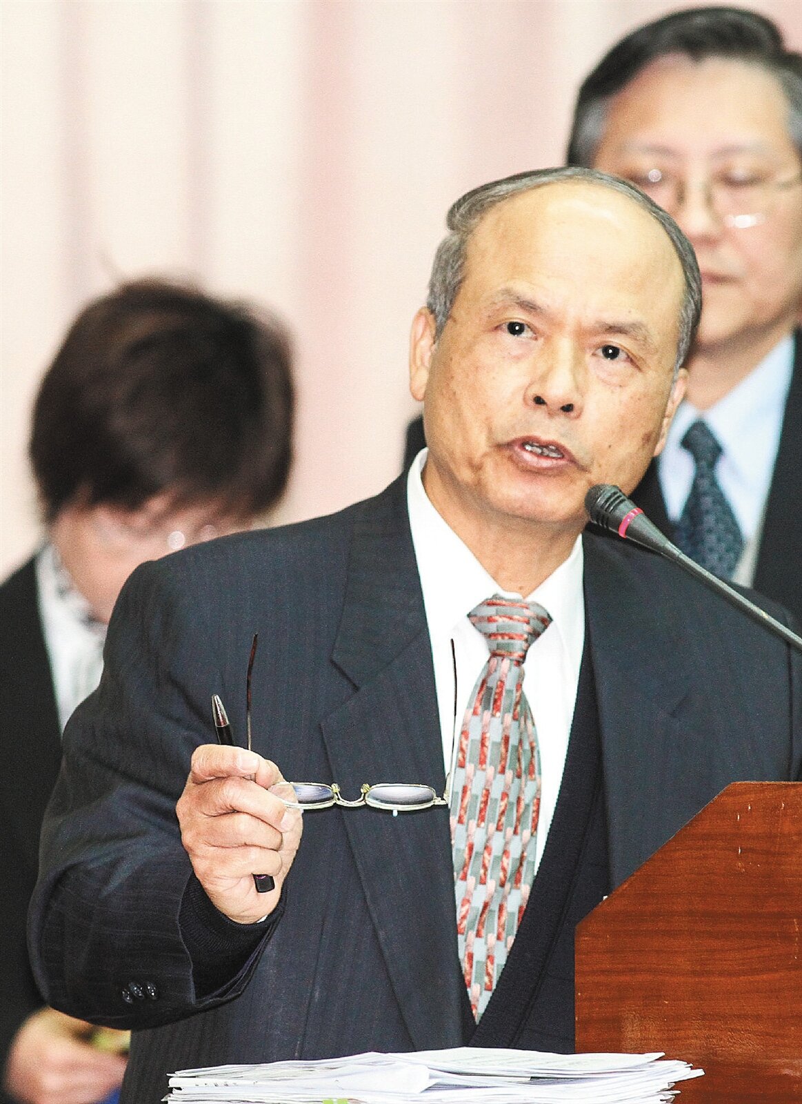 財政部長張盛和指出，財政部的國營事業以金融為主，今年公股行庫和台酒的營收表現都不錯，目前獎金發放辦法設有上限。 記者鄭清元／攝影