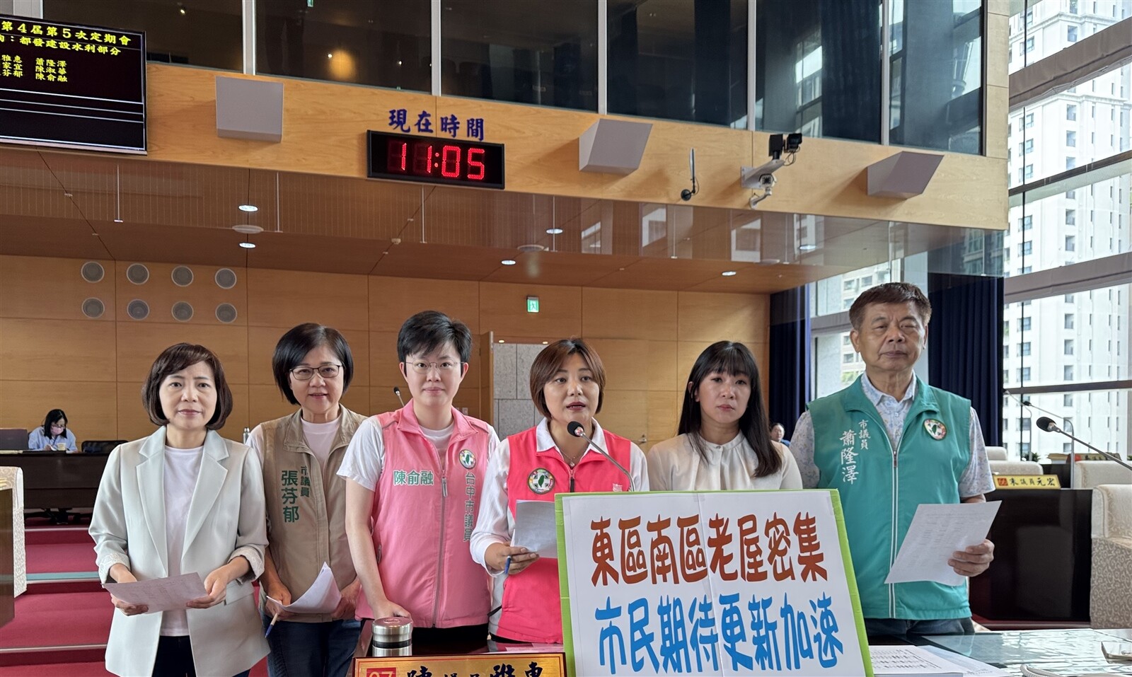 台中市東區、南區屋齡老舊，卻遲未能都市更新，議員要求市府應加速通盤檢討。記者余采瀅／攝影 