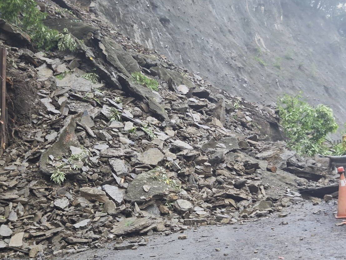 連日豪雨,南投仁愛投89線30K處傳出土石流災害,大小土石從邊坡滑落,導致雙向交通中斷。圖/讀者提供