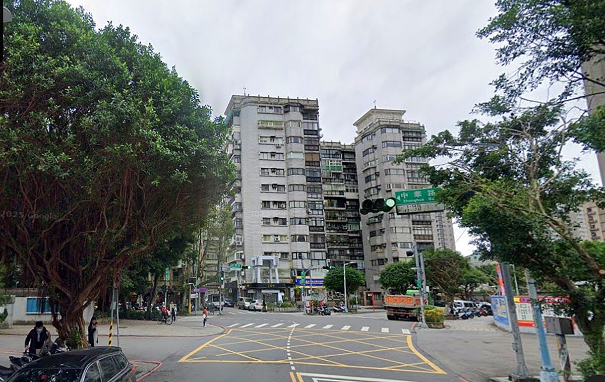 新北住都中心今年5月起將陸續公告三件公辦都更招商案,分別位於台北市文山區、新北市新店區及永和區等精華地段。圖/google map