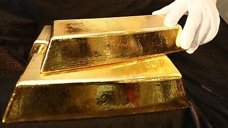 美中互釋善意,消除貿易戰擴散至全球市場憂慮,避險資產黃金吸引力驟降,金價重挫逾3%或逾100美元,跌至1個月新低。圖∕本報資料照片