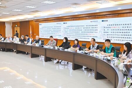 台電通霄火力發電廠目前正在施作二期更新改建計畫,改建計畫引發通霄鎮及苑裡鎮民眾及民代疑慮,苗栗縣長鍾東錦(左六)12日邀請台電總經王耀庭(左三)率團隊赴苗栗縣政府,與縣府及地方對話,縣府及地方民代提出6大協商事項,期望台電正視地方聲音。(謝明俊攝)