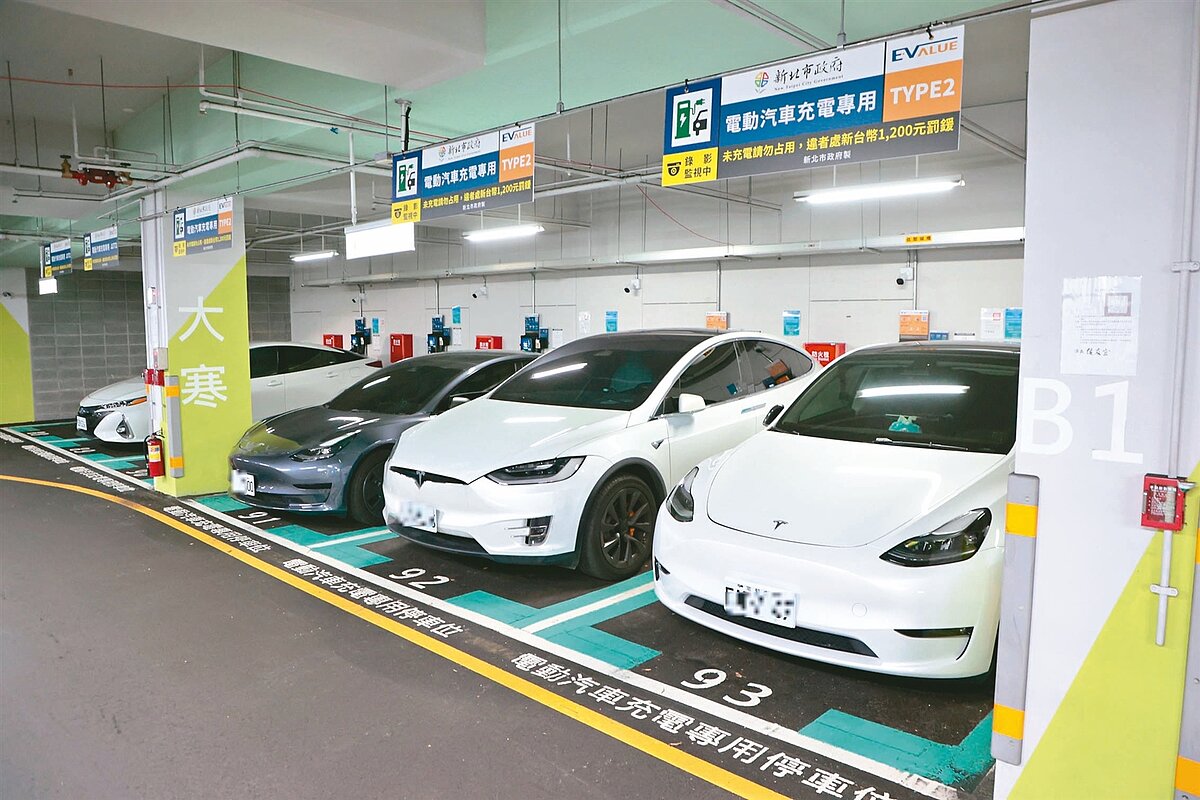 電動車愈來愈多，交通部預告二○三○年對電動車開徵公路使用養護費。記者黃義書／攝影 