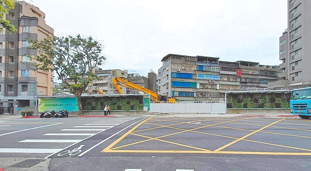 台北市文山區秀明路一段19巷、木柵路二段109巷周邊，因為建商展開都市更新案，使得巷弄因此「廢巷」，附近上千名居民進出都必須繞路，里長不滿廢巷程序沒被知會就審查通過。圖／里長鄢建民提供