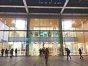 大遠百大跳電　客困電梯20分鐘