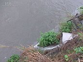 桃市台群公司排放帶油污水　環保局據報當場查獲