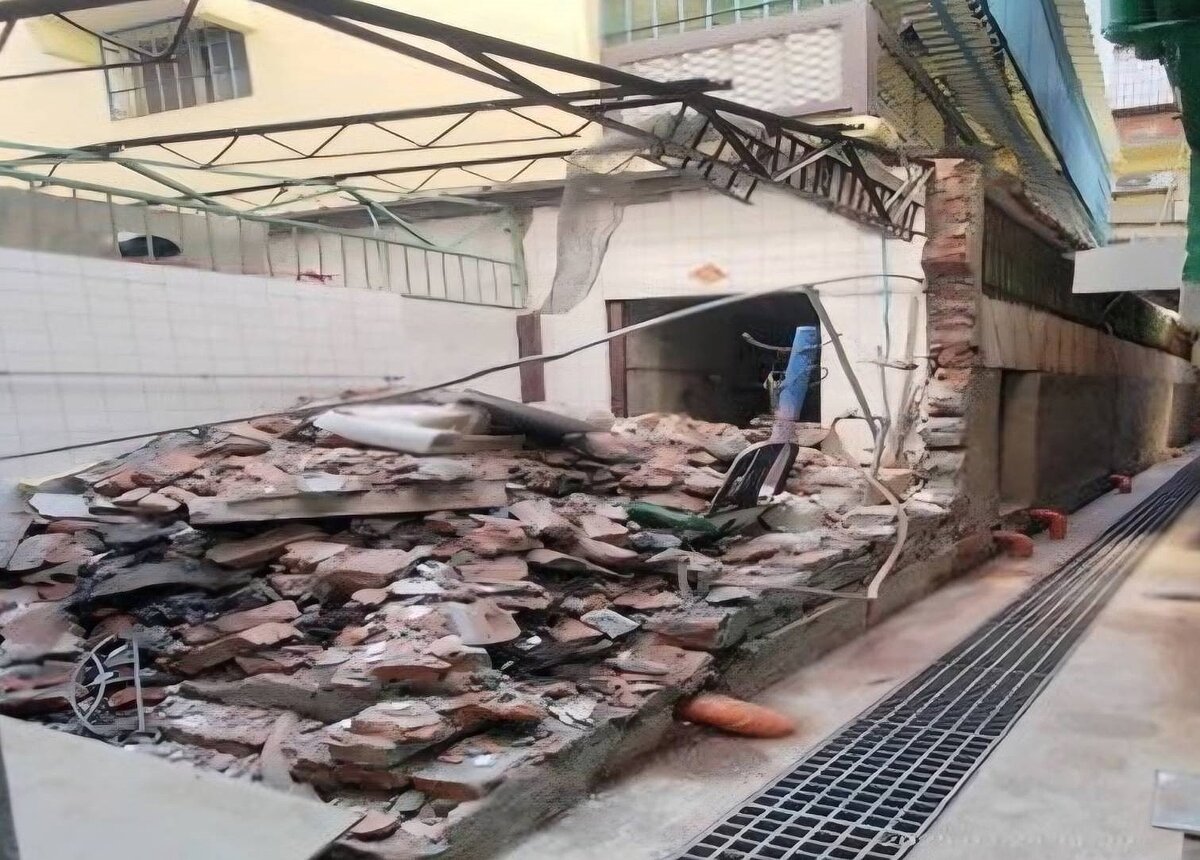 高雄市政府水利局與工務局違章建築處理大隊,進入苓雅區廣東二路2巷,針對屋後違建執行強制拆除作業。圖/水利局提供