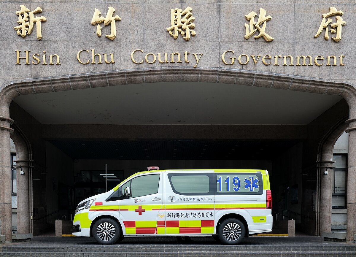 捐贈給新竹縣消防局總價達367萬元的救護車,採購平頂車款,價值56萬元的鋁合金電動式雙人操作擔架床可承重318公斤。圖/業者提供